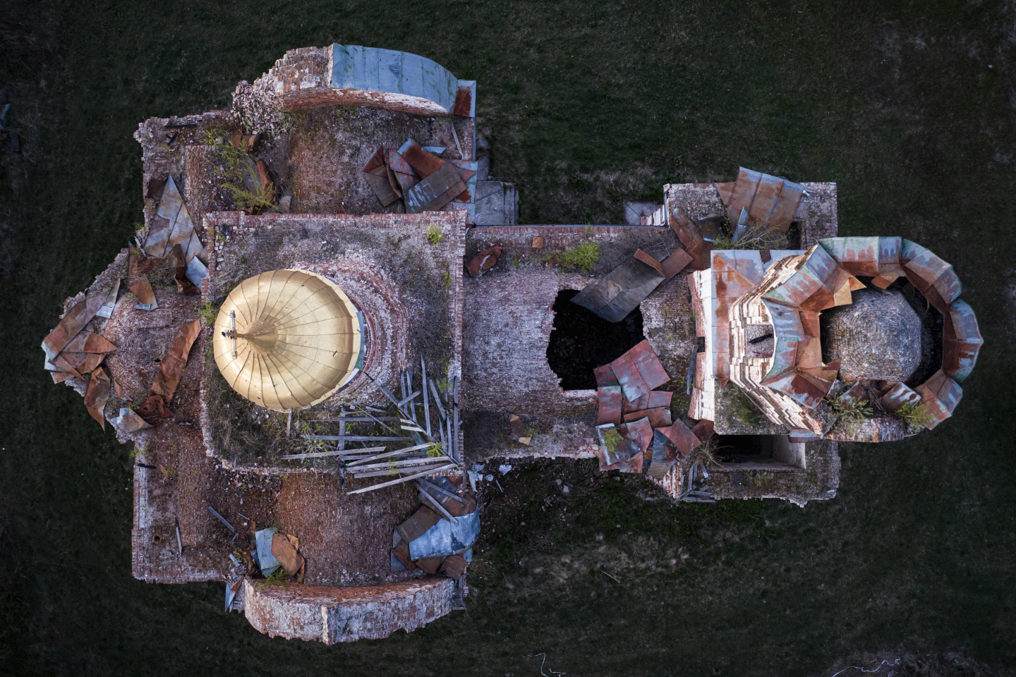 Церква, зруйнована внаслідок боїв між російсько-українськими силами, видна згори під час святкування православного Великодня в селі Лукашівка, Україна, у неділю, 20 квітня 2025 року.